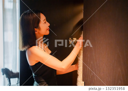 ラグジュアリーなホテルに到着して着替える若い女性 ラグジュアリーなホテルに到着して着替える若い女性 132351958