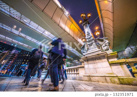 日本の東京都市景観いざ！…仕事などを終え、日本橋を行き交うビジネスマンや…ウーマンら…新時代へ 132351971