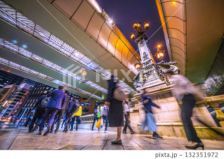 日本の東京都市景観いざ!…仕事などを終え、日本橋を行き交うビジネスマンや…ウーマンら…新時代へ 日本の東京都市景観いざ!…仕事などを終え、日本橋を行き交うビジネスマンや…ウーマンら…新時代へ 132351972