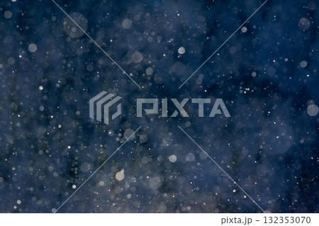 ダイヤモンドダストの煌めき_青背景 132353070