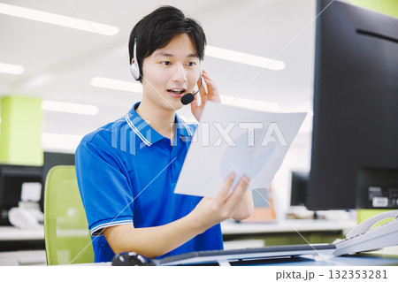 ヘッドセットをつけてコールセンターで働く男性 ヘッドセットをつけてコールセンターで働く男性 132353281