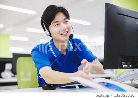 ヘッドセットをつけてコールセンターで働く男性 132353316