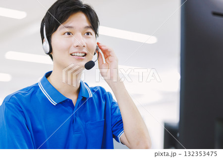 ヘッドセットをつけてコールセンターで働く男性 ヘッドセットをつけてコールセンターで働く男性 132353475
