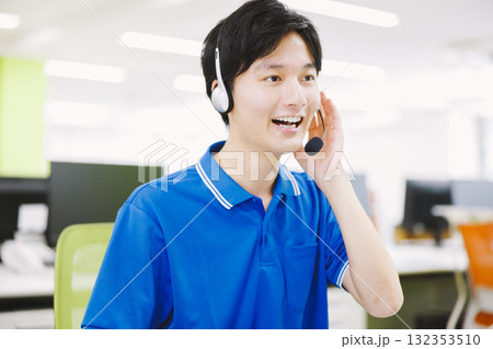 ヘッドセットをつけてコールセンターで働く男性 132353510