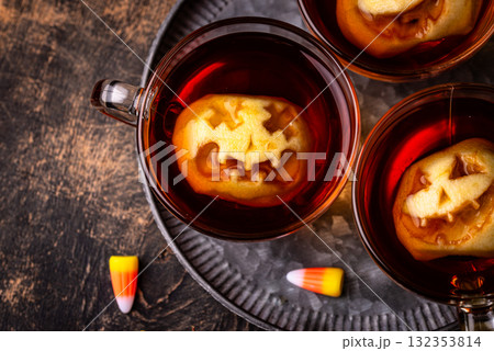 Haloween spicy apple cider drink 132353814