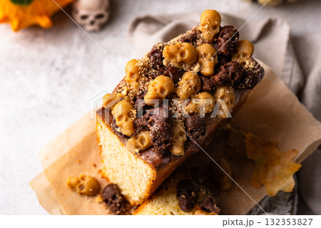 Halloween cake decorated with skull Halloween cake decorated with skull 132353827