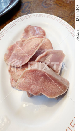 ホルモン焼肉屋の七輪に豚たん ホルモン焼肉屋の七輪に豚たん 132355302