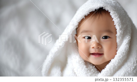 タオルを被った赤ちゃん タオルを被った赤ちゃん 132355571
