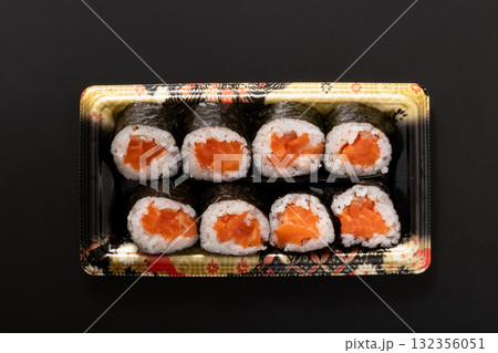 サーモン中巻き（サーモントラウト） 132356051