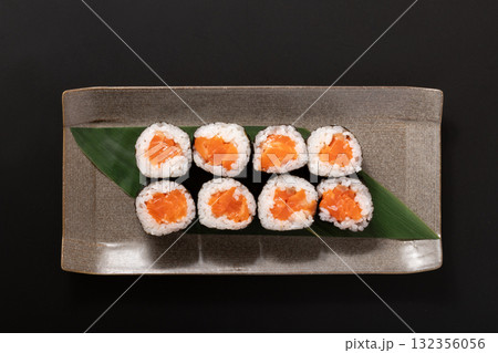 サーモン中巻き（サーモントラウト） 132356056