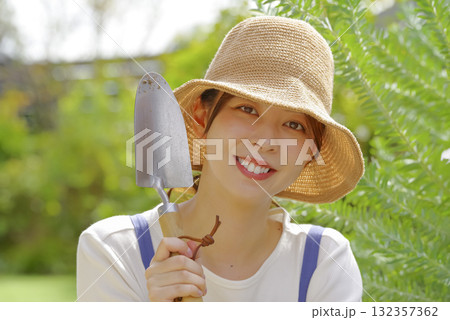 スコップで庭いじりをしている女性 スコップで庭いじりをしている女性 132357362