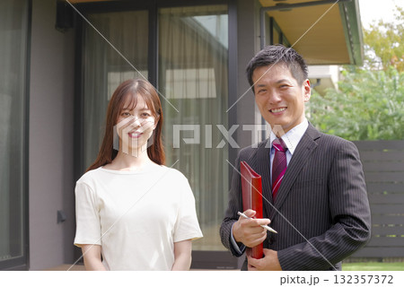住宅の購入相談を行う女性と営業マン 132357372
