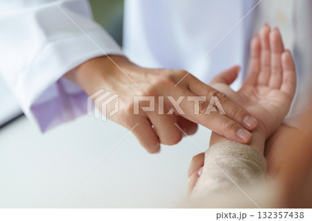 Consultations with a general practitioner reviewing treatment options Consultations with a general practitioner reviewing treatment options 132357438