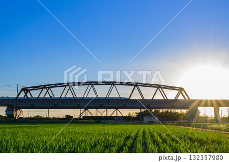 田園の夏の夕暮れ 132357980