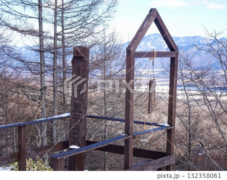 雪景色の展望台から望む冬の山 雪景色の展望台から望む冬の山 132358061