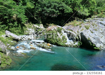 汗見川　かめ岩のみずべ　夏の景観　（高知県　本山町） 132358161
