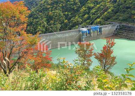 秋の大町ダム龍神湖 132358176