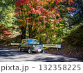 紅葉の中の緑のクラシックカー 132358225