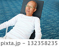 リラックスするシニア男性 132358235
