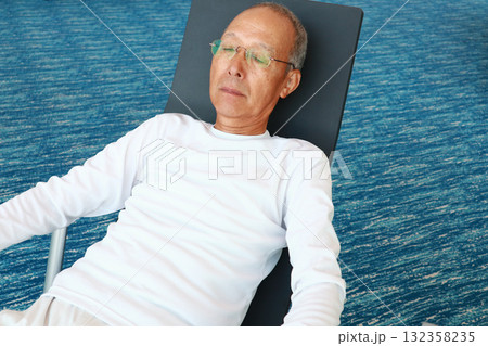 リラックスするシニア男性 リラックスするシニア男性 132358235
