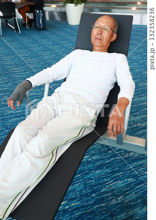 リラックスするシニア男性 132358236