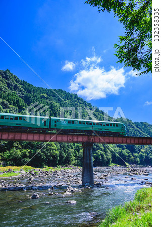 第5玖珠川橋梁を渡るゆふいんの森1号 132358335