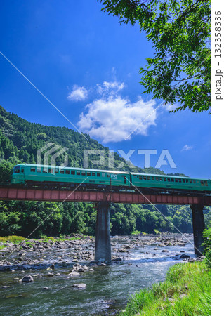 第5玖珠川橋梁を渡るゆふいんの森1号 132358336