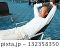 リラックスするシニア男性 132358350