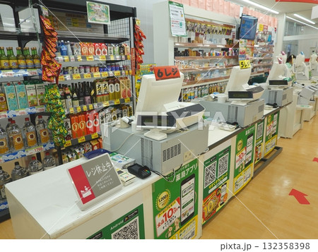 ドラッグストア店内04 ドラッグストア店内04 132358398