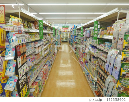 ドラッグストア店内08 ドラッグストア店内08 132358402