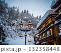 雪降る銀山温泉のガス灯 132358448