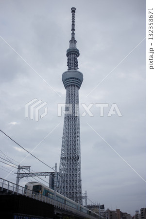 十間橋からスカイツリーを望む 132358671