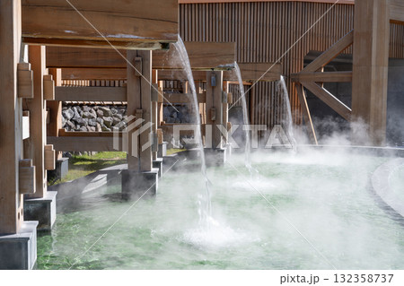 草津温泉　湯けむり舞う「温泉門」の足湯 132358737