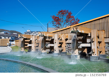 草津温泉　「温泉門」の足湯 132358769