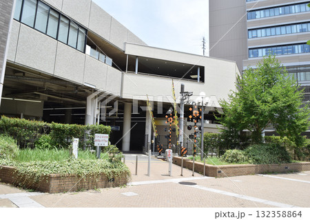 兵庫県西宮市 西宮北口南踏切道 132358864