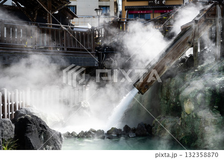 草津温泉 湯けむり舞う湯畑 草津温泉 湯けむり舞う湯畑 132358870