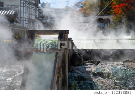 秋の草津温泉　湯けむり舞う湯畑 132358885