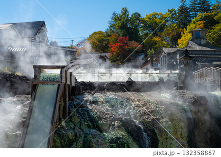秋の草津温泉　湯けむり舞う湯畑 132358887
