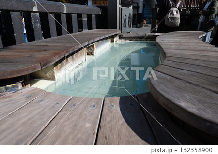 草津温泉　湯畑の足湯 132358900