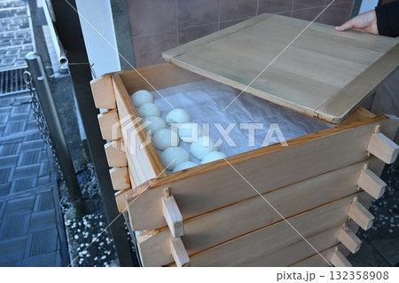 草津温泉の温泉まんじゅう 草津温泉の温泉まんじゅう 132358908