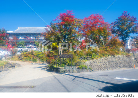 紅葉の草津温泉 132358935