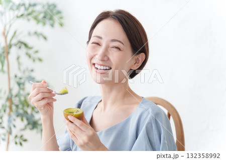 キウイフルーツを食べる女性 132358992