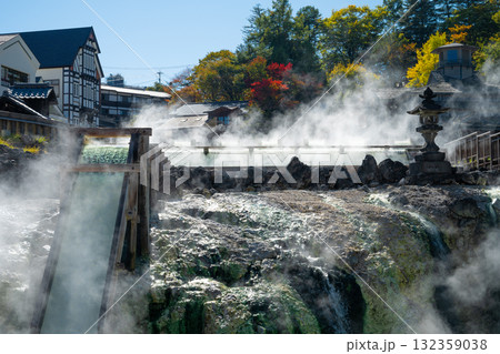 秋の草津温泉　湯けむり舞う湯畑 132359038