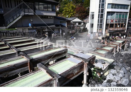 草津温泉 湯けむり舞う湯畑 草津温泉 湯けむり舞う湯畑 132359046
