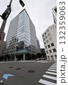 背の高い高層ビルが建つ街角の交差点 132359063