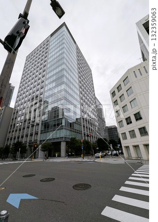 背の高い高層ビルが建つ街角の交差点 背の高い高層ビルが建つ街角の交差点 132359063