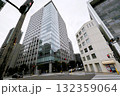 背の高い高層ビルが建つ街角の交差点 132359064