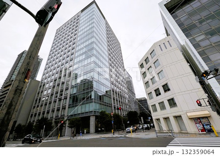 背の高い高層ビルが建つ街角の交差点 背の高い高層ビルが建つ街角の交差点 132359064