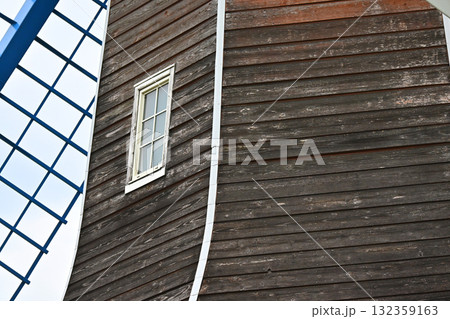 風車小屋の窓 132359163