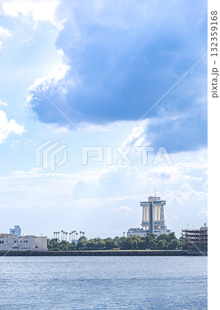 水面越しに見る名古屋港ポートビル 132359168